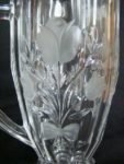 Pichet en cristal trés épais avec décor floral gravé en creux