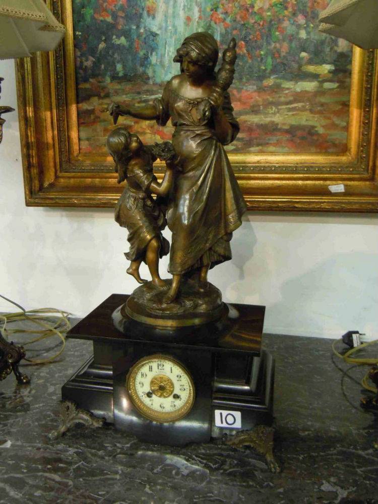 Pendule Horloge à Sujet Romantique Femme à La Quenouille Et Enfant