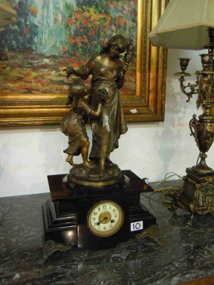 Pendule Horloge à Sujet Romantique Femme à La Quenouille Et Enfant