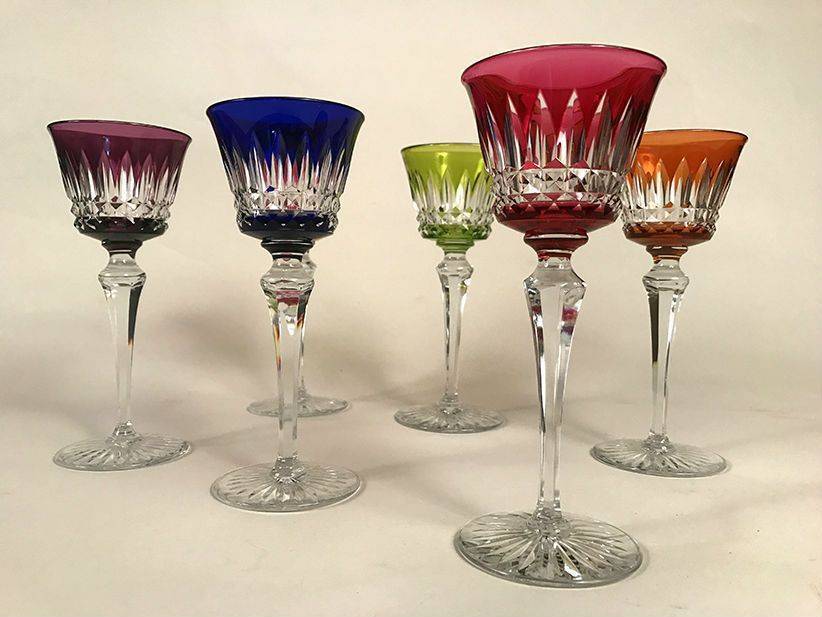 Baccarat. Suite de 6 verres en cristal taillé de couleur.
