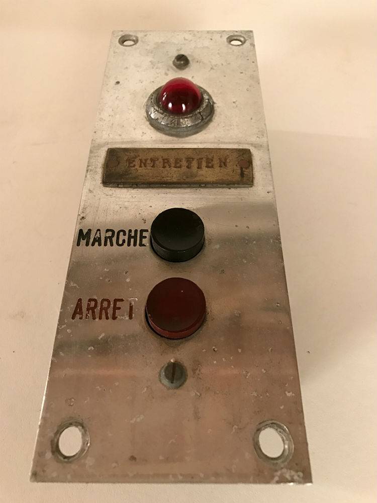 Ancien interrupteur de machine d'usine