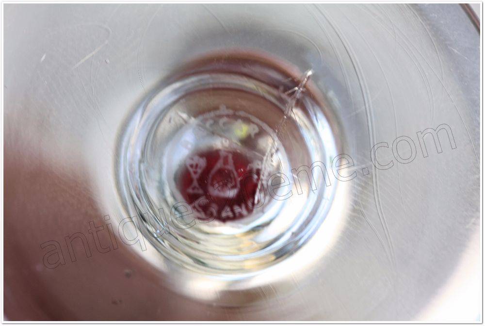 Série de 8 verres à liqueur en cristal de Baccarat taille 9254 signés
