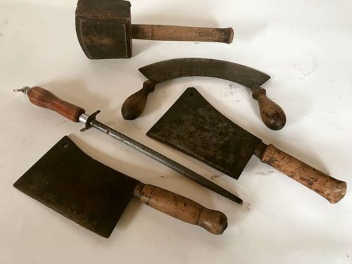 Lot de couteaux et ustensiles anciens de boucher. Art populaire