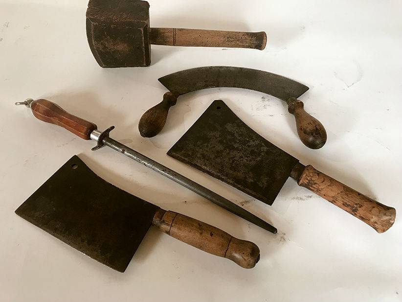 Lot de couteaux et ustensiles anciens de boucher. Art populaire