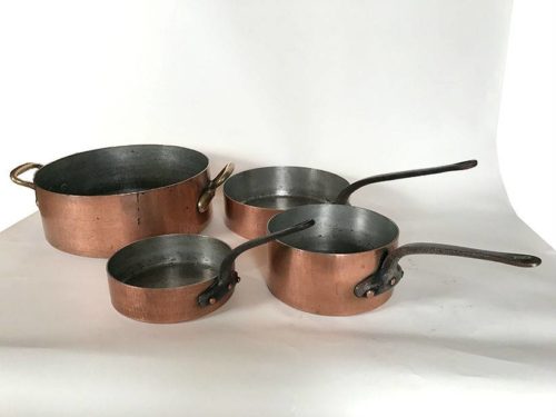 Série de quatre casseroles anciennes en cuivre. Poids total 25 kilos