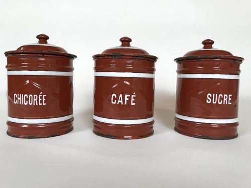 Série de trois pots couverts en tôle émaillée brune