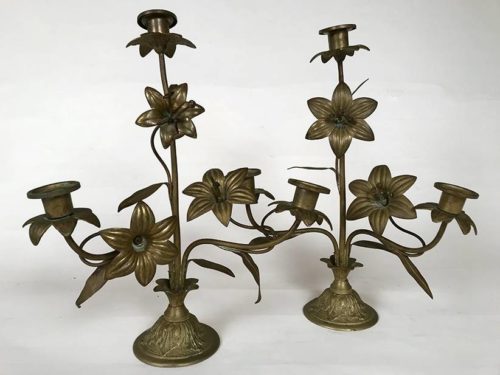 Paire de bougeoirs d'église en laiton, décor de fleurs