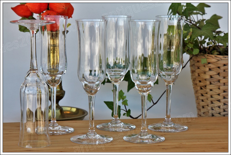 Série de 6 flûtes à champagne en cristal de Baccarat modèle Capri