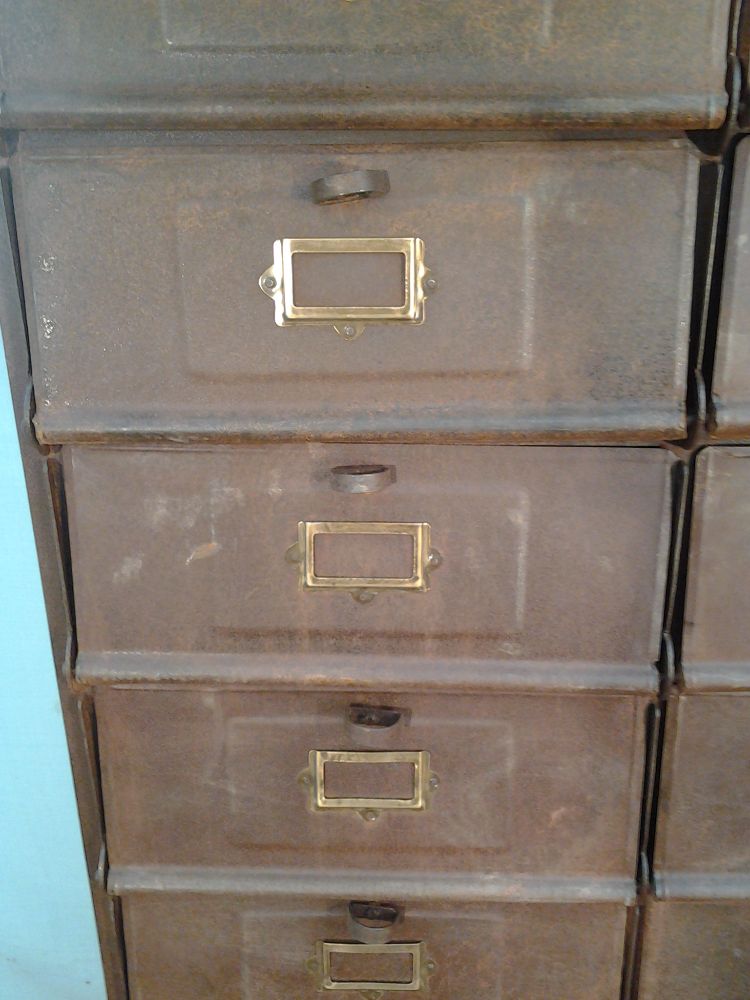 meuble à casiers en métal