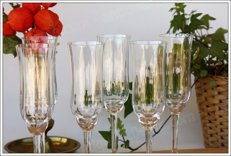 Série de 6 flûtes à champagne en cristal de Baccarat modèle Capri