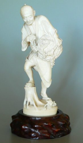 Okimono Vigneron avec panier de raisins 101